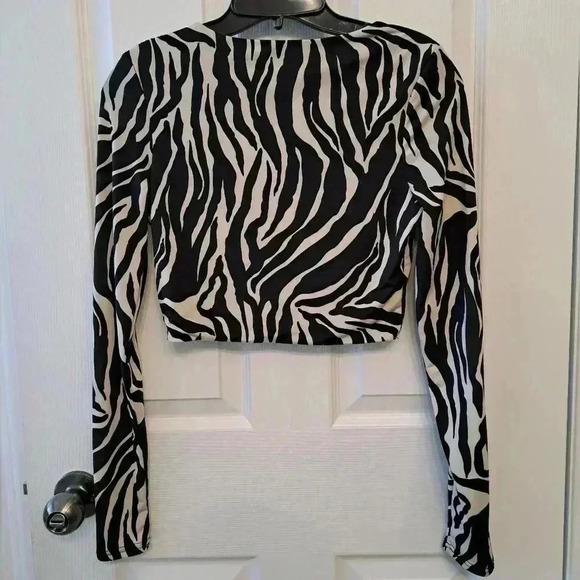 ❤️ Revamped Long Sleeved Cropped Animal  Print Top - Picture 10 of 10